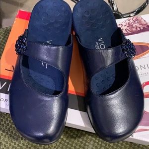 Price Reduction final!! Vionic  size7 Navy NEW